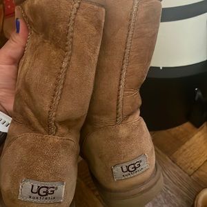 UGG s
